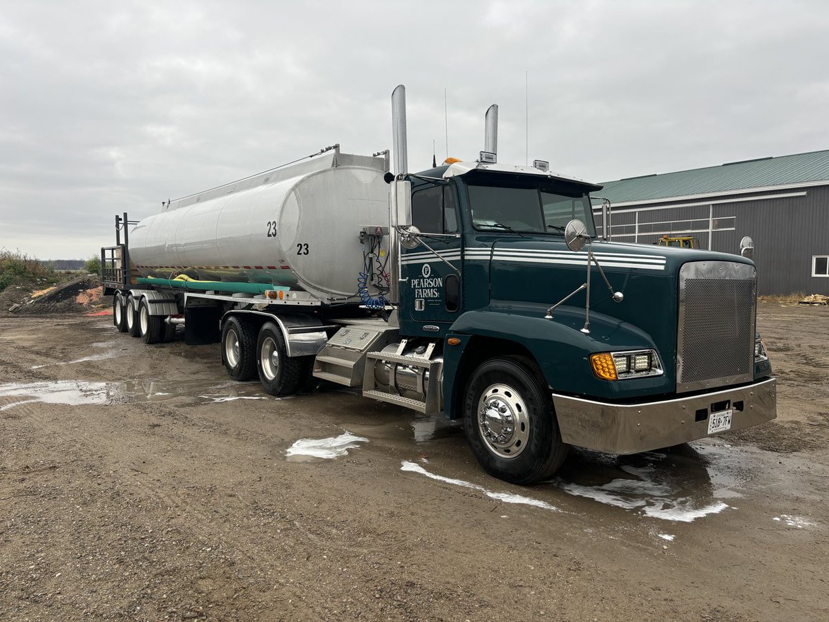 mikepearson89's tweet image. Washed, scrubbed, and winterized and ready to be put in shed #supertrucking #spraymafia #freightshaker #ontag