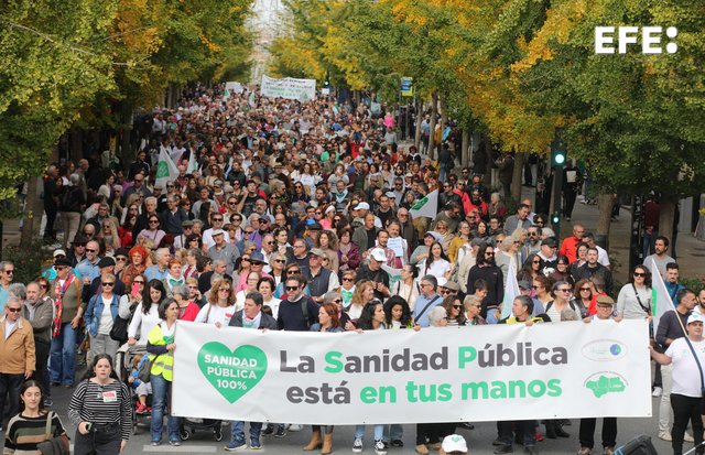 EFE_Andalucia's tweet photo. Miles de personas convocadas por la plataforma Marea Blanca han protestado en Andalucía por el "creciente deterioro" de la sanidad pública, especialmente en la Atención Primaria, reclamar medidas contra el aumento de las listas de espera y que cesen los procesos de privatización. https://t.co/NEcYUGhexW