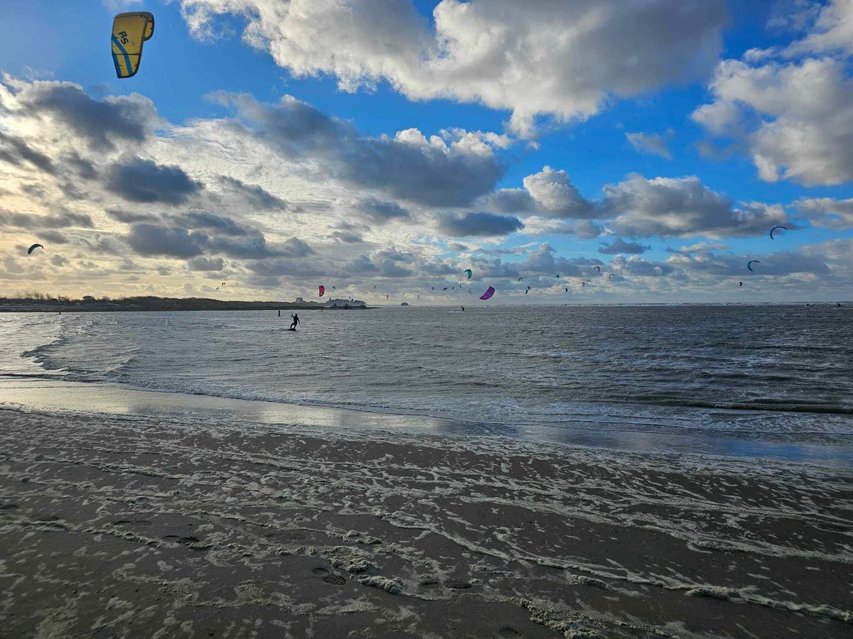 MatthiasBil's tweet photo. #Zeebrugge 14u45 #vrtweer https://t.co/Bb9dxByHA9