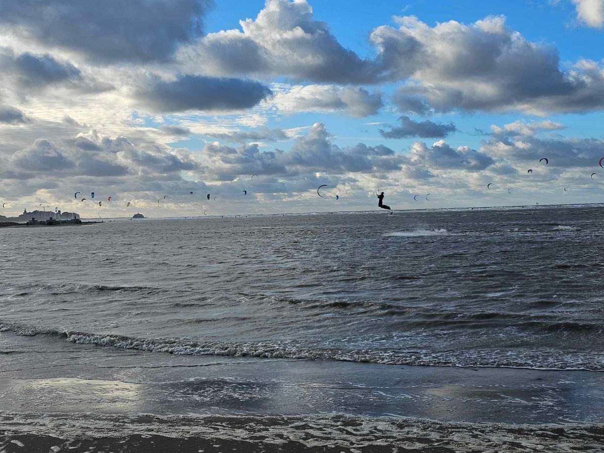MatthiasBil's tweet photo. #Zeebrugge 14u45 #vrtweer https://t.co/Bb9dxByHA9