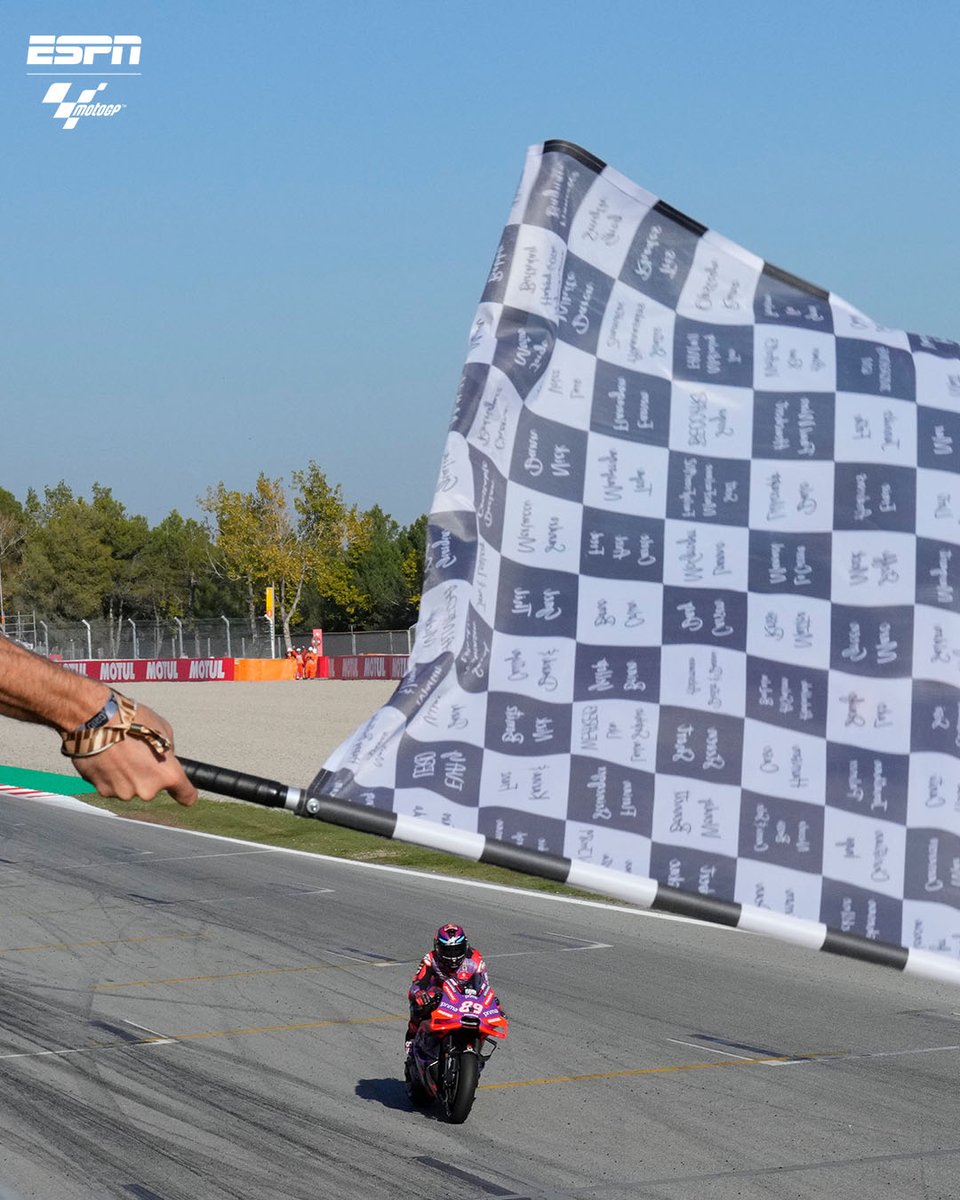 MotoGP_ESPN's tweet photo. ¡El momento exacto donde Jorge #Martín pasó a ser el nuevo campeón del mundo de #MotoGP! 🇪🇸👑 https://t.co/Oxn6E0Uts1