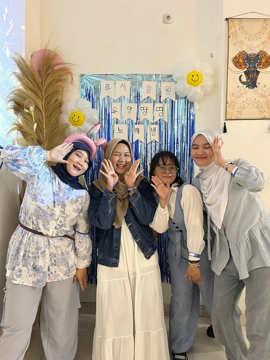 Yoondokachu's tweet photo. Terimakasih sudah mewarnai hari minggu ku ini, walau pulang tenggorokan pedes. Next noraebang di konser beneran kali???

Gada betul betulnya gaya foto kita @walwal_mart @1sangz @ohyeslucy https://t.co/awlwpaxfty