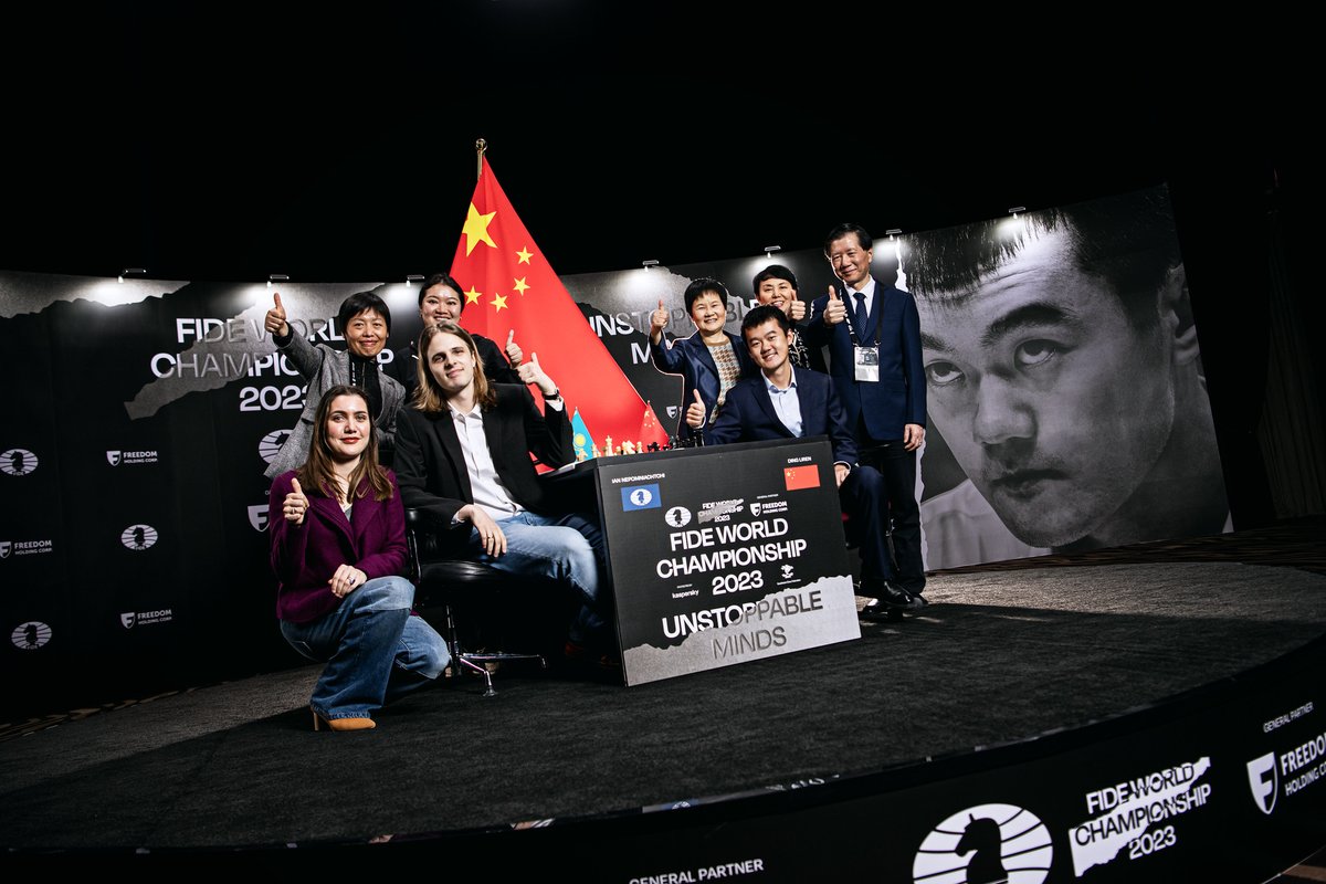 FIDE_chess's tweet image. 📸 Throwback to the nail-biting tiebreaks of the 2023 FIDE World Championship between Ian Nepomniachtchi and Ding Liren 🇨🇳! #NepoDing

The thrilling classical portion had ended 7-7 with six decisive games, bringing the title to a rapid playoff showdown: four rapid games (25’+10”)…