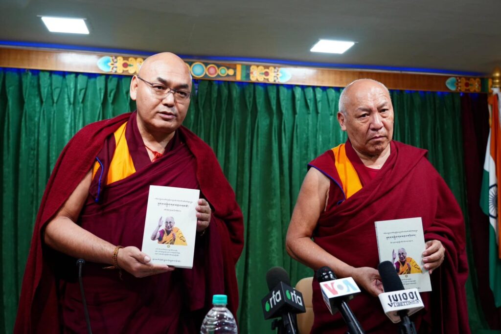 EarthNewsLadakh's tweet photo. Speaker (CTA) Khenpo Sonam Tenphel launched a four-volume book on His Holiness the Dalai Lama’s four principal commitments today at the Library of Tibetan Works and Archives (LTWA) in Gangchen Kyishong.
#LTWA https://t.co/I0yrWQsE9X