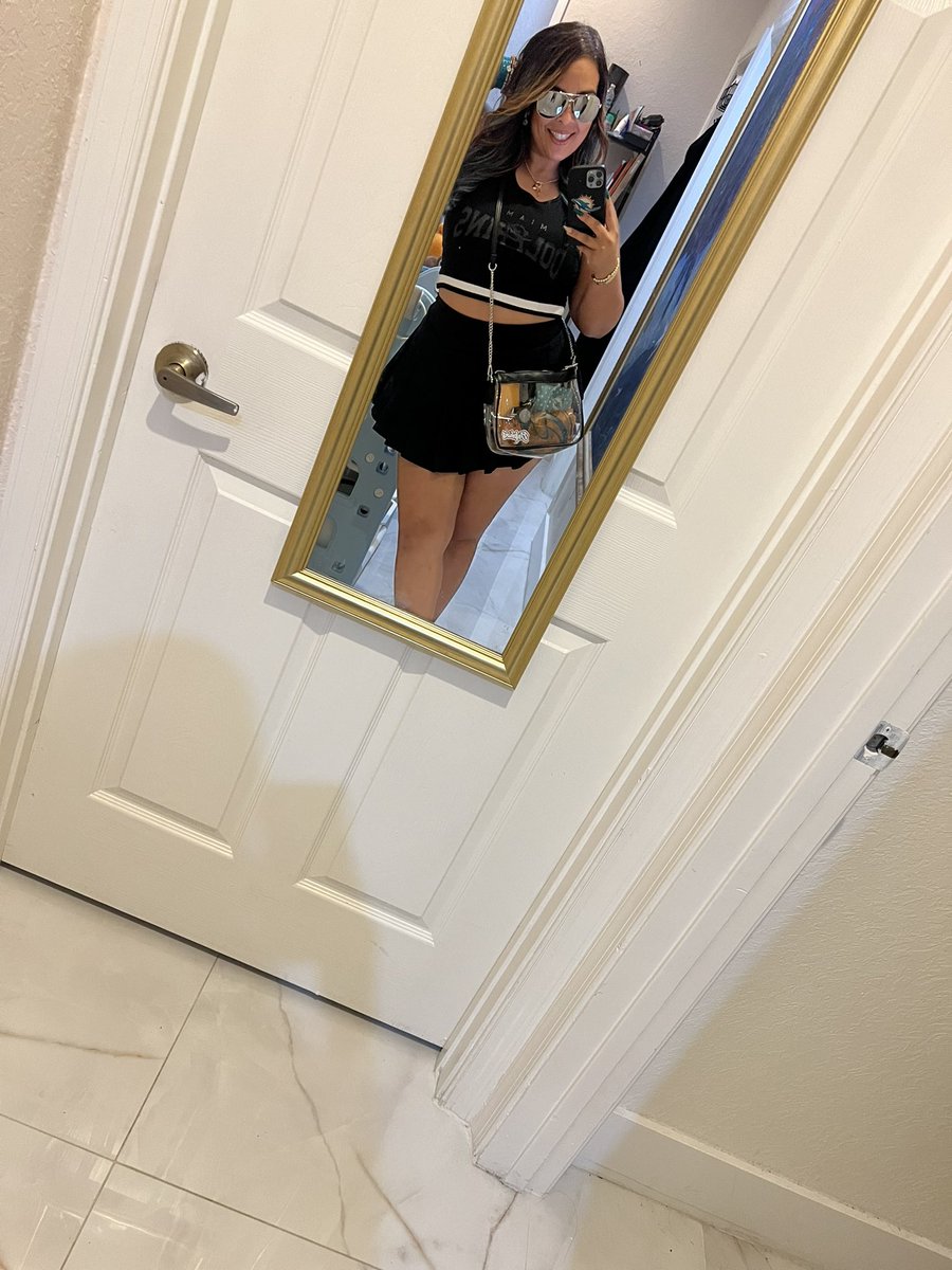 Jessica_JD's tweet photo. #GameDay #MiamiDolphins #Dolfan #GoFins #Ootd https://t.co/Zy2aaFHfNb
