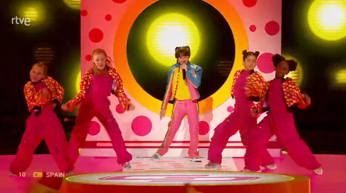 blvcom's tweet image. 🎶​🎤 #EurovisionJunior2024 #JESC2024 @eurovision_tve en @la1_tve congregó a 3.306.000 ESPECTADORES ÚNICOS (AA).

🌺 La gala logró 1.038.000 espectadores de media y el 12.1% de cuota de pantalla.

#LetsBloom #ComolaLola 

#Audiencias 📺📊