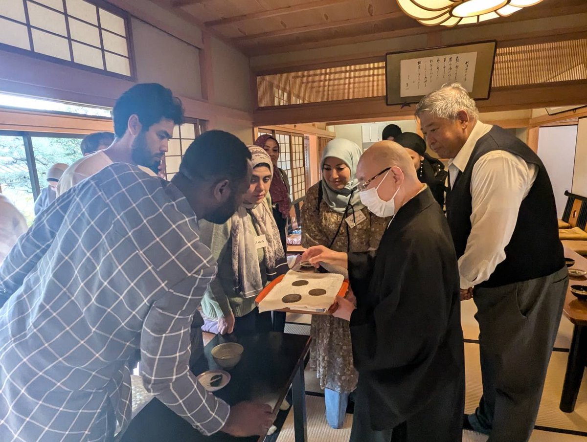 2019fujiidera's tweet photo. #ãšãžãã ãšã® #äžååœé亀æµããã°ã©ã ã®äžç°ã§ã#ADNJ(#åšæ¥ã¢ããªã«äººãããã¯ãŒã¯)ã®çããã矜æ³éãè€äºå¯ºã®åšéã«æ¥ãããŸããã
æ¬åžèгãã©ãæ¬åžåœé亀æµåäŒãå倩ç寺倧åŠã®çãããšãäžçéºç£å¢³å¢ã€ãªãããšããäºã§æŽ¥å åå±±å€å¢³ã®æ£çãšãéæå¯ºã§åœå®ã#åäžé¢èгé³åããç¹å¥æèгã https://t.co/Sa5MkbD8ym