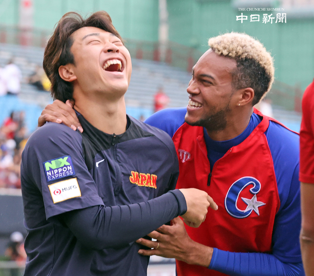【侍ジャパン】試合前にマルティネス選手と戯れる高橋投手 #ドラゴンズ #中日新聞 #中日スポーツ