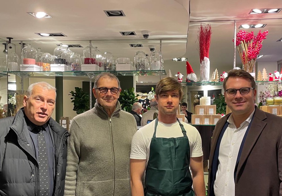 geoffroyboulard's tweet image. #Commerces Permettre à des habitants de découvrir un nouveau métier et valoriser le commerce de proximité : c’était l’objectif de la 2e édition de #VismaVie de commerçant(e) à #Paris17 ! 
Des participants heureux de l’enrichissement mutuel.
@Pflogereau @Mairie17