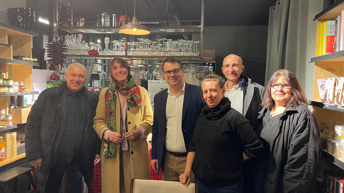 geoffroyboulard's tweet image. #Commerces Permettre à des habitants de découvrir un nouveau métier et valoriser le commerce de proximité : c’était l’objectif de la 2e édition de #VismaVie de commerçant(e) à #Paris17 ! 
Des participants heureux de l’enrichissement mutuel.
@Pflogereau @Mairie17