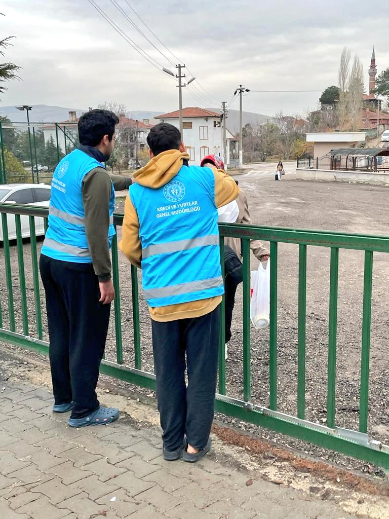 AnkaraKYGM's tweet photo. #KomşumProjesi 

📍Ayaş Yurt Müdürlüğü

Gönüllü gençlerimiz yurdumuzda pişen sıcak yemekleri hijyen kurallarına uygun olarak özenle paketleyip komşuları ile paylaşmaya devam ediyor. https://t.co/fLm76EZtfB
