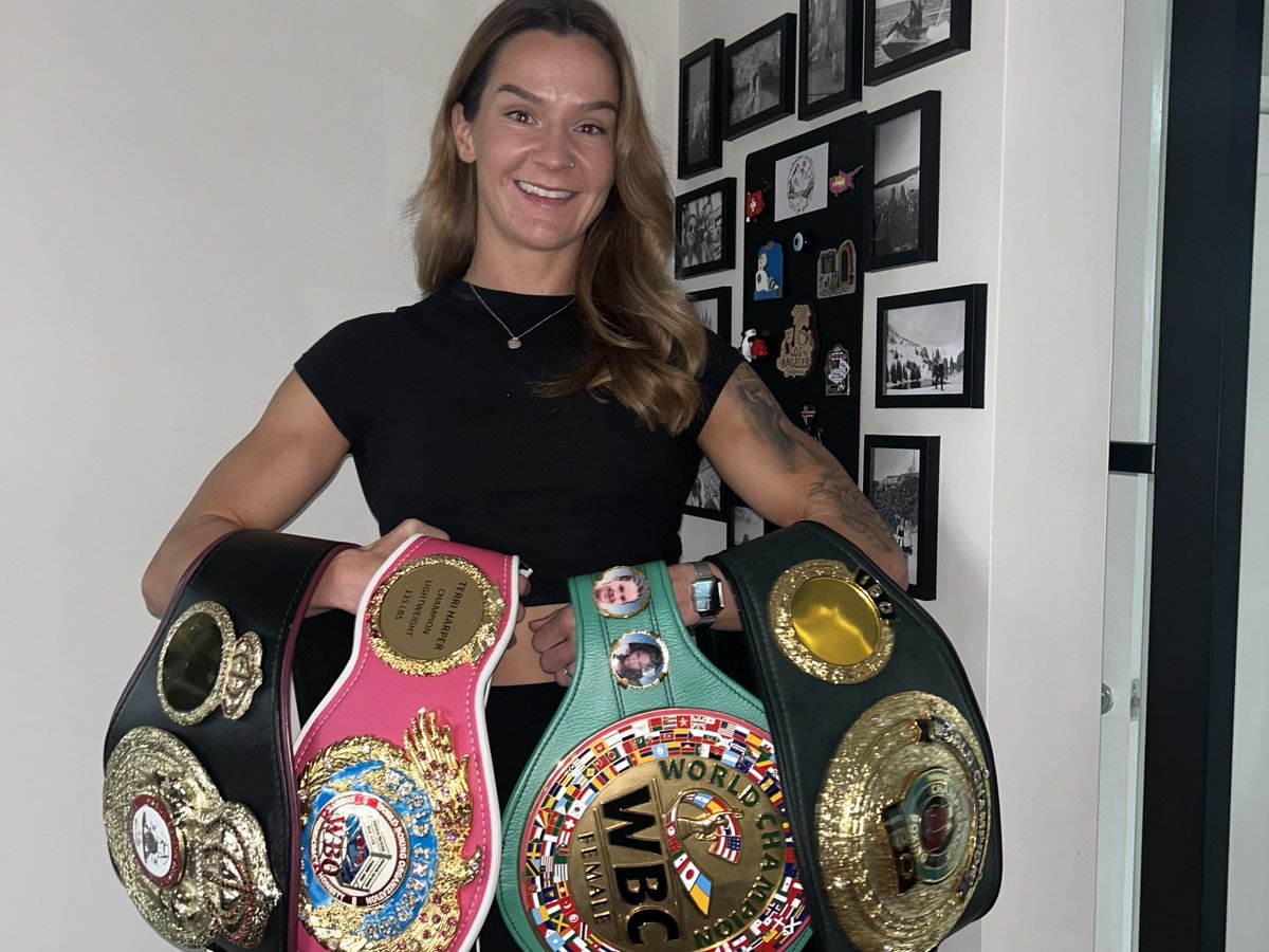 A few people have asked about personalised gloves and photos so here we go 📸🥊🖊️
Glove - £60 
4x6 photo - £10
6x8 photo - £15
8x12 photo - £20 
(Plus p&amp;p)
🌎🌍🌏
Message for further details and to order 😊