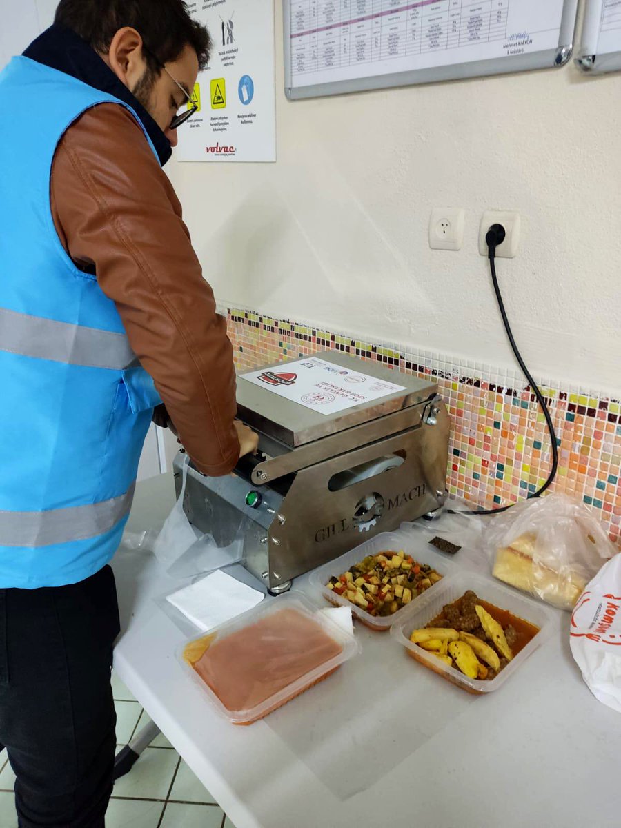 SinopKYGM's tweet photo. "Bir tabak yemek, bir gönül bağı kurabilir." 🍽️

#KomşumProjesi gönüllüleri, 17 Kasım Dünya Komşum Günü'nde dayanışma ve iyilikle toplumu güçlendiriyor.

📍Boyabat Erkek Yurdu.. https://t.co/I9Anx3Tdct