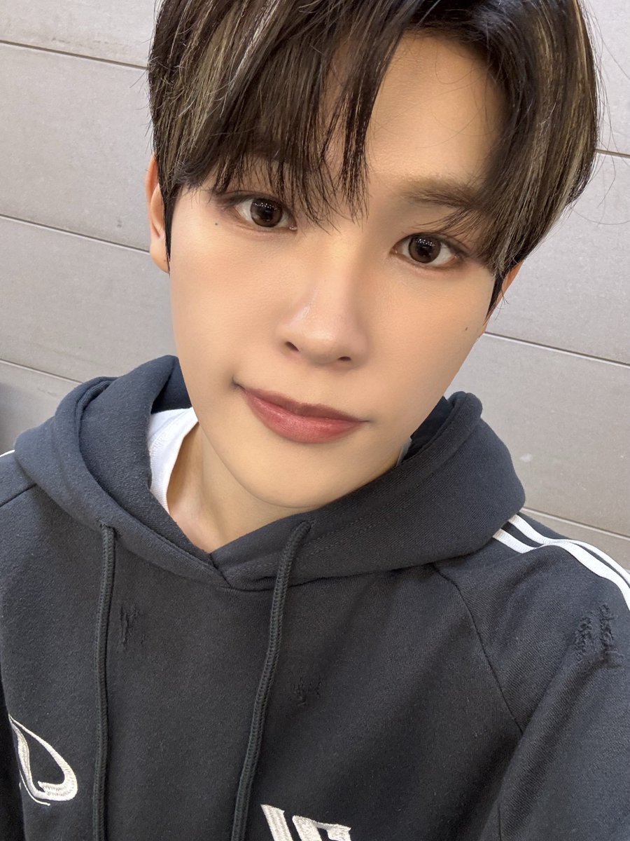 [#규민🐶] 

이번주도 수고 많았다🫳🏻🫳🏻 감기조심🙂‍↕️

#XODIAC #소디엑 #GYUMIN #규민 
#똑똑똑_귬이등장