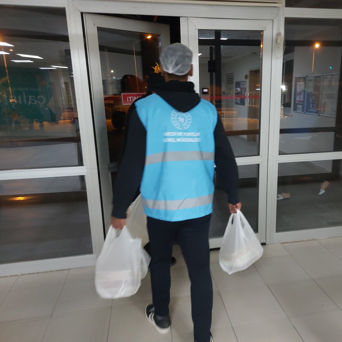 81 ildeki gençlerimizin emeğiyle devam eden #KomşumProjesi, 17 Kasım Dünya Komşum Günü’nde sıcacık yemeklerle gönülleri birleştirdi. 🫂

"Paylaşmak güzeldir."