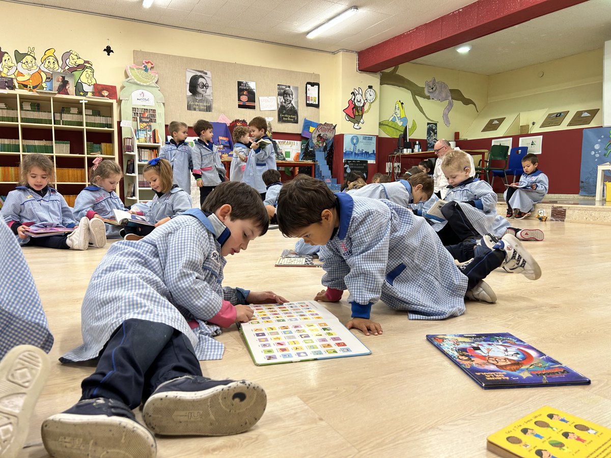 ausevamaristas's tweet photo. El alumnado de 2º de #InfantilAuseva disfrutó de una tarde en la biblioteca del cole. Además de explorar todas las opciones que les ofrece la biblioteca también hubo momentos para la escucha de cuentos contados por los profes, compartidos con compañeros, ... #SomosMaristas https://t.co/20bk5S2Rx2