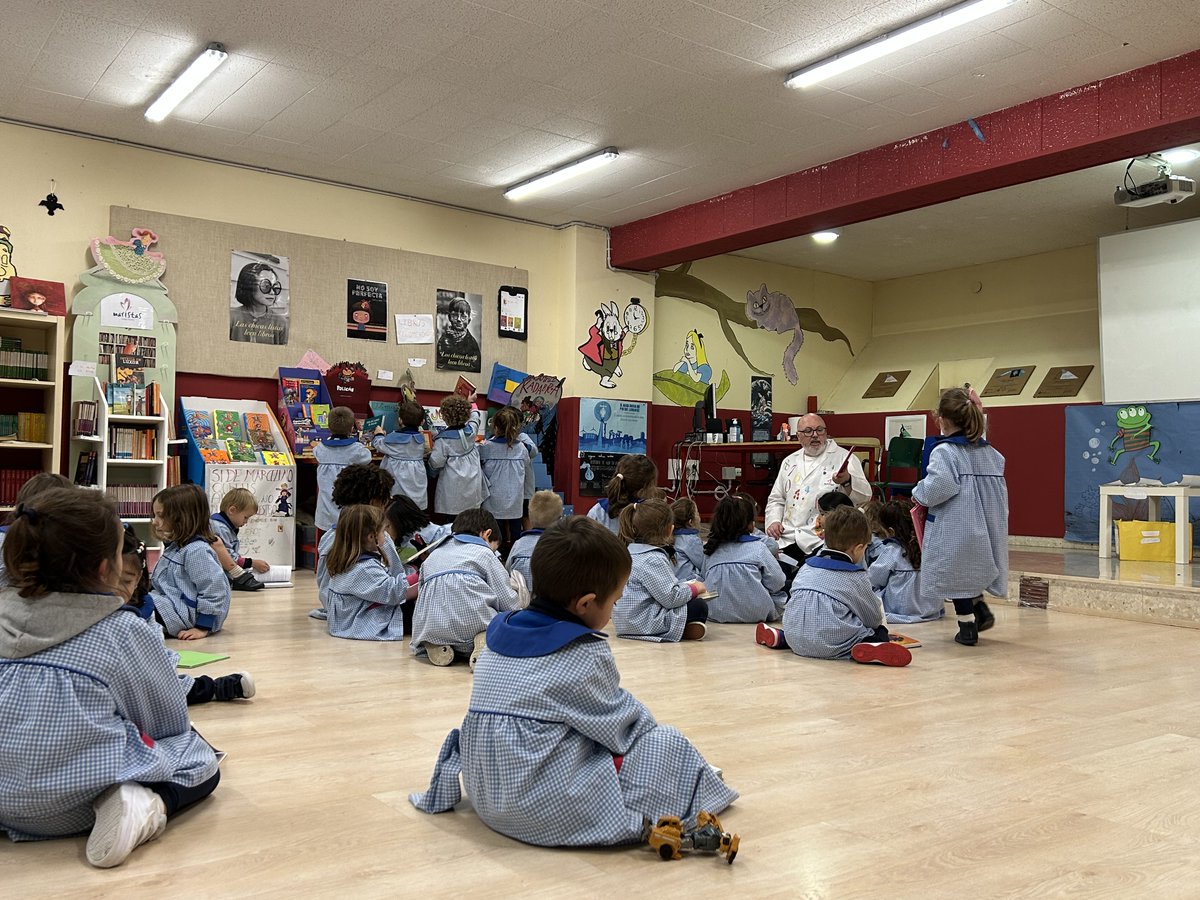 ausevamaristas's tweet photo. El alumnado de 2º de #InfantilAuseva disfrutó de una tarde en la biblioteca del cole. Además de explorar todas las opciones que les ofrece la biblioteca también hubo momentos para la escucha de cuentos contados por los profes, compartidos con compañeros, ... #SomosMaristas https://t.co/20bk5S2Rx2
