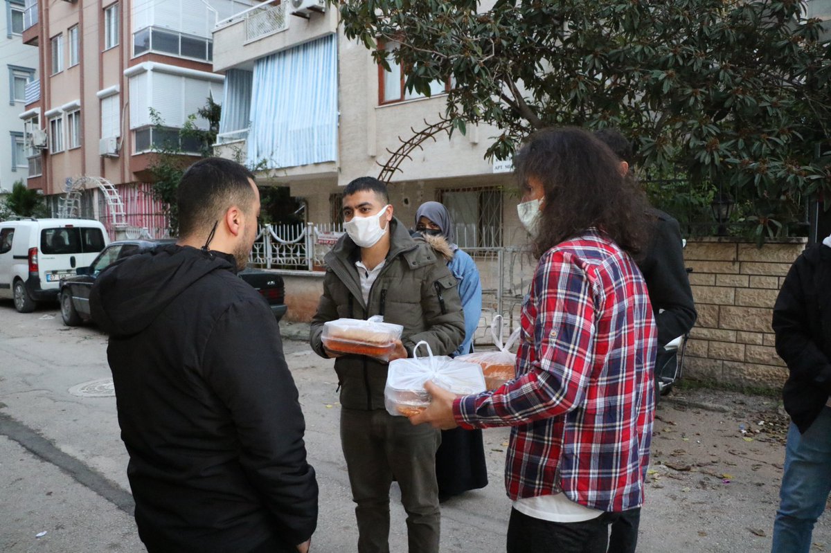 #KomşumProjesi kapsamında yemeklerimizi ihtiyaç sahibi ailelerimizle paylaşmaya devam ediyoruz.

17 Kasım Dünya Komşum Günü kutlu olsun.