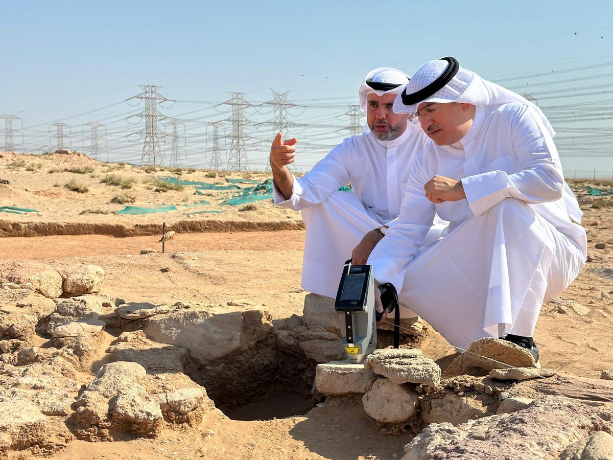 kw_nccal's tweet photo. استأنفت البعثة الأثرية الكويتية-البولندية أعمالها في موقع بحرة 1، أقدم مستوطنة معروفة في الجزيرة العربية، تعود إلى 5700 قبل الميلاد.
كشفت البعثة هذا الموسم عن ورشة لصناعة الحلي من الأصداف، وفخاريات عمرها أكثر من 7000 سنة، بالإضافة إلى تمثال صغير لرأس إنسان من الطين، يُعد الأول من نوعه في الخليج.
كما أكدت الأدلة أن بحرة 1 أقدم موقع لإنتاج الفخار في الخليج، فيما يجري تحليل بقايا نباتات لتحديد بيئة المنطقة قبل آلاف السنين.