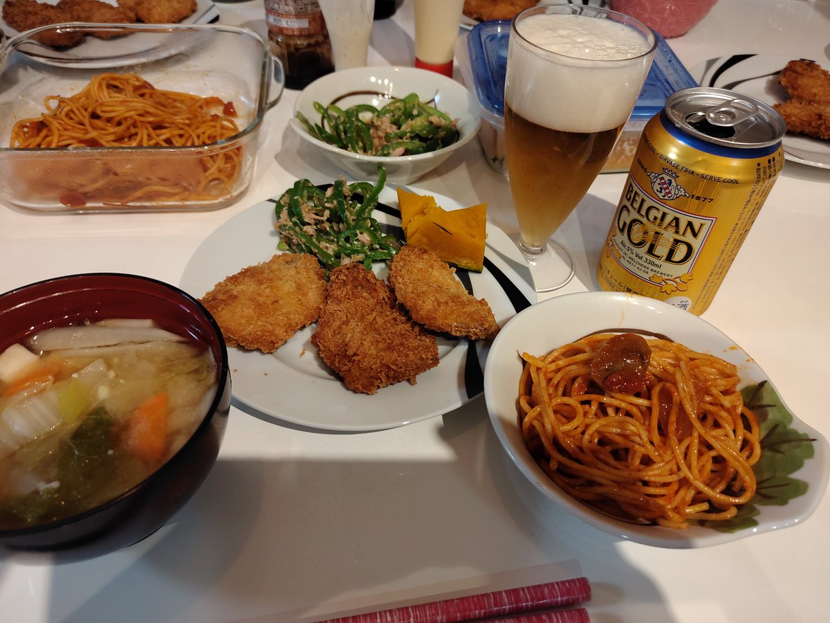 mskwinny's tweet photo. ヨシケイさんが今夜まで残ってました！何回か作って気づいたのですが、フライ系は1cmの揚げ焼きを信じず普通に揚げるがよし。野菜炒め予定の食材は具沢山味噌汁と無限ピーマンにしました。食材は足しました！
#ヨシケイ 
#無限ピーマン https://t.co/9skyeR7Rox