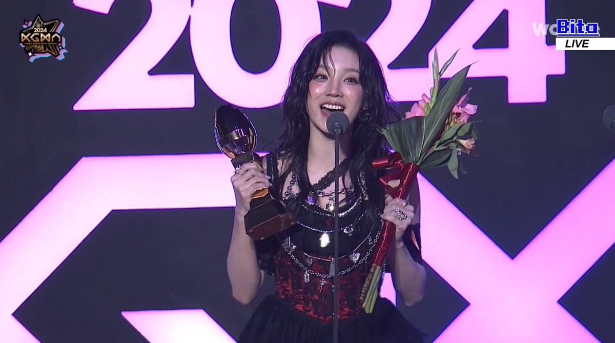 reputationfav's tweet photo. last night got a daesang with idle
tonight got the best solo artist reward https://t.co/xdpQL06UZ1