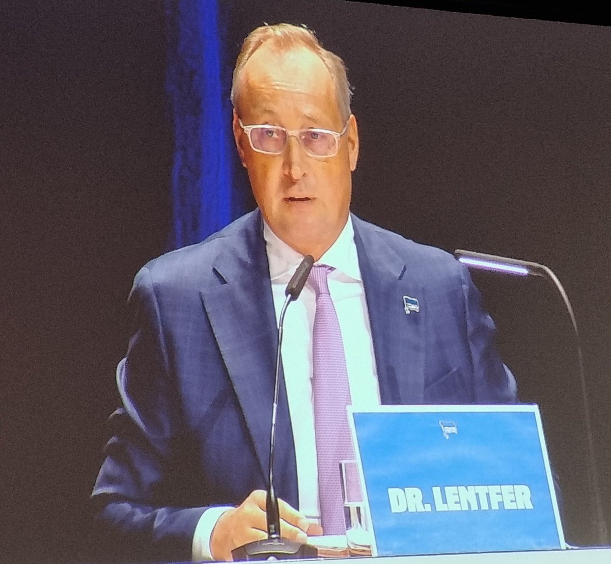 marconcert's tweet photo. Best Versammlungsleiter ever, Dr. Dirk Lentfer!
#HaHoHe #GemeinsamHertha @HerthaBSC #HerthaMV @MesseBerlin https://t.co/5I9QyFzgZQ