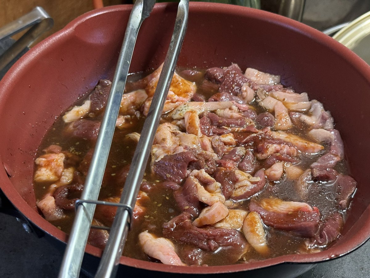 kagaribi_camp's tweet photo. 今日の猟は不発でしたが、冷凍してあった熊肉と猪肉頂きました。
僕は脂身は気持ち悪くなるので食べれないのですが、いやはやびっくり！
全然脂身って美味いんですね！熊肉も柔らかくて、こんなに食べやすいなんて…！
あとはいつ自分で仕留められるか、ですね。 https://t.co/D5FWdsx3r6