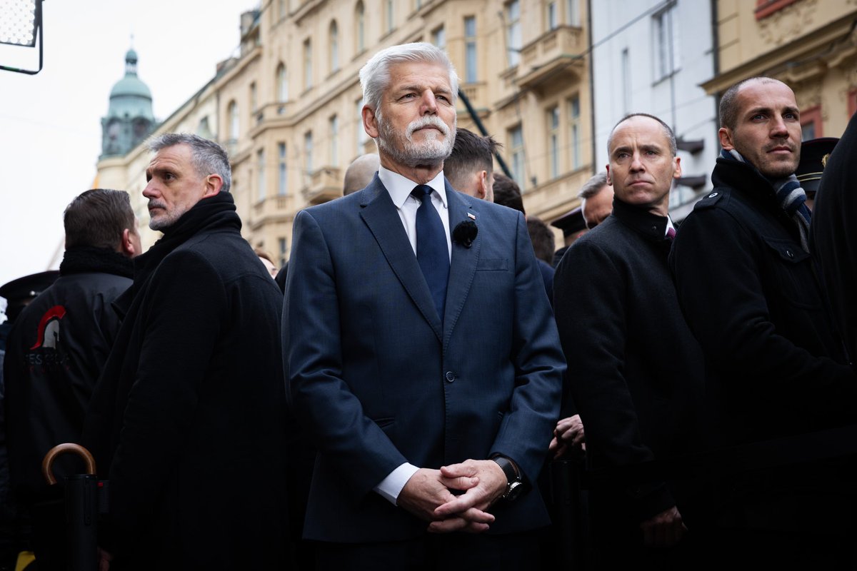 prezidentpavel's tweet photo. Vnímám 17. listopad jako druhou šanci. Před pětatřiceti lety jsme dostali možnost změnit sebe, svůj život, okolí a zemi. Tehdy si nikdo z nás neuměl pořádně představit, jak by měla demokracie a naše země vypadat. Ale právě osobní ideály a motivace ke změnám byly motorem polistopadového vývoje. Všechno dohromady tvoří to, co žijeme dnes. 

Mnozí, kteří si dnešní výročí sametové revoluce připomínají, se už narodili do demokracie. O to raději vidím, že se 17. listopad stal nejen symbolem boje za svobodu a demokracii, ale především státním svátkem, který s hrdostí oslavují mladí lidé a studenti po celé republice.