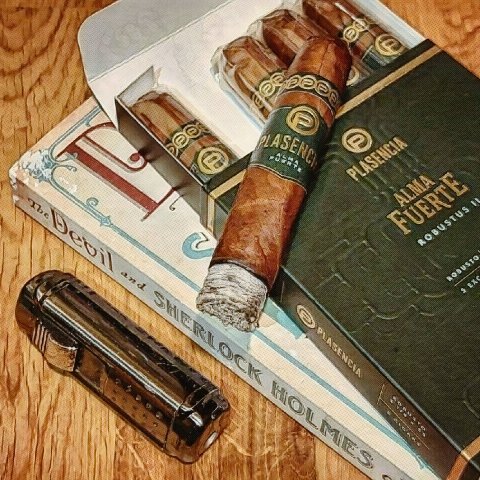 neilo67's tweet photo. Couldn't resist...A tasty Plasencia Alma Fuerte Robustus II (with grateful thanks @Cgarsltd) for breakfast this soggy Sunday morning. A strong stick with plenty of get up and go. Perfick 👍 💨  #cigar https://t.co/H9CveObfNn
