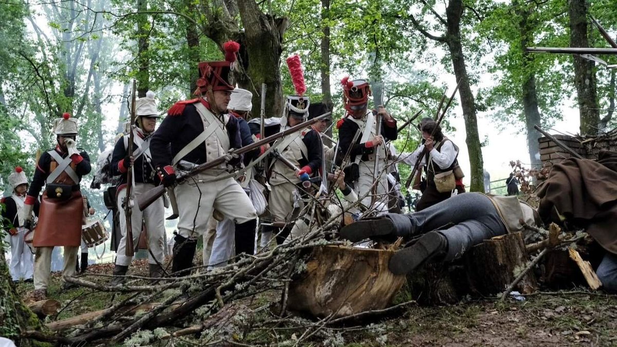 En 1808, en plena Guerra de Independencia contra Francia, los vecinos de un pequeño pueblo de Galicia mostraron a Napoleón que los gallegos jamás se rendirían. Aquel lugar se llamaba Ponte Cruzul, y esta es su historia. Tira del hilo 🧵👇🏽👇🏽👇🏽
