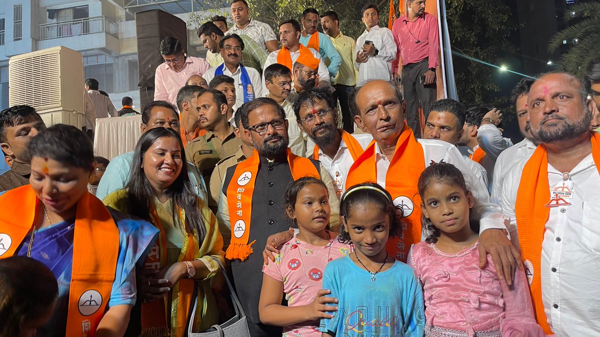 काल #रामचंद्र_नगर एक व दोन परिसरात आदरणीय #मुख्यमंत्री_एकनाथजी_शिंदे_साहेब यांच्या प्रचारार्थ भव्य जाहीर सभेचे आयोजन करण्यात आले होते.या सभेला नागरिकांची आणि महिलांची प्रचंड उपस्थिती पाहायला मिळाली. ही उपस्थिती केवळ जनसंपर्कासाठी नव्हती, तर शिंदे साहेबांच्या नेतृत्वावरील अढळ