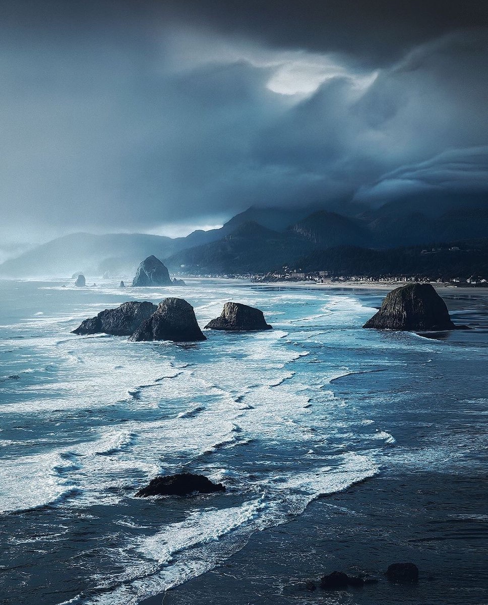 earthcurated's tweet photo. Stormy conditions on the coast of Oregon 🌧️ https://t.co/dnsKgmGKNt