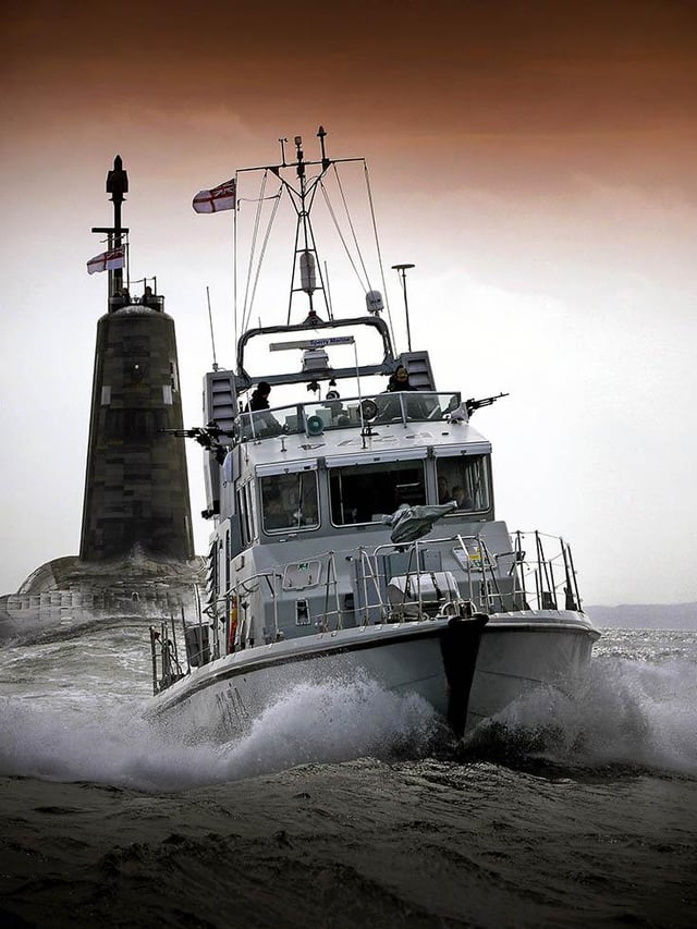 r116440's tweet photo. 🇬🇧 @RoyalNavy Vanguard-class #nuclear #submarine #SSBN HMS Vigilant (S30) returning to HMNB Clyde after her extended deployment, escorted by Archer-class #patrolboat HMS Tracker (P274). May, 2015 #warship #S30 @HMNBClyde #HMSVigilant #HMSTracker #P274 https://t.co/DfZBHyHBeh