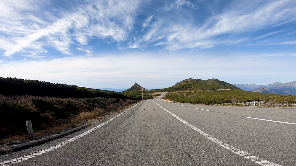 akiraaaaaart's tweet photo. 先日の乗鞍スカイラインから
帰りの下り坂サイクリング🚴♂️
GoProのスクリーンショット(^-^)
#tern #GRIT #限定カラー #GoProHero7 https://t.co/jRDGRFPKLm