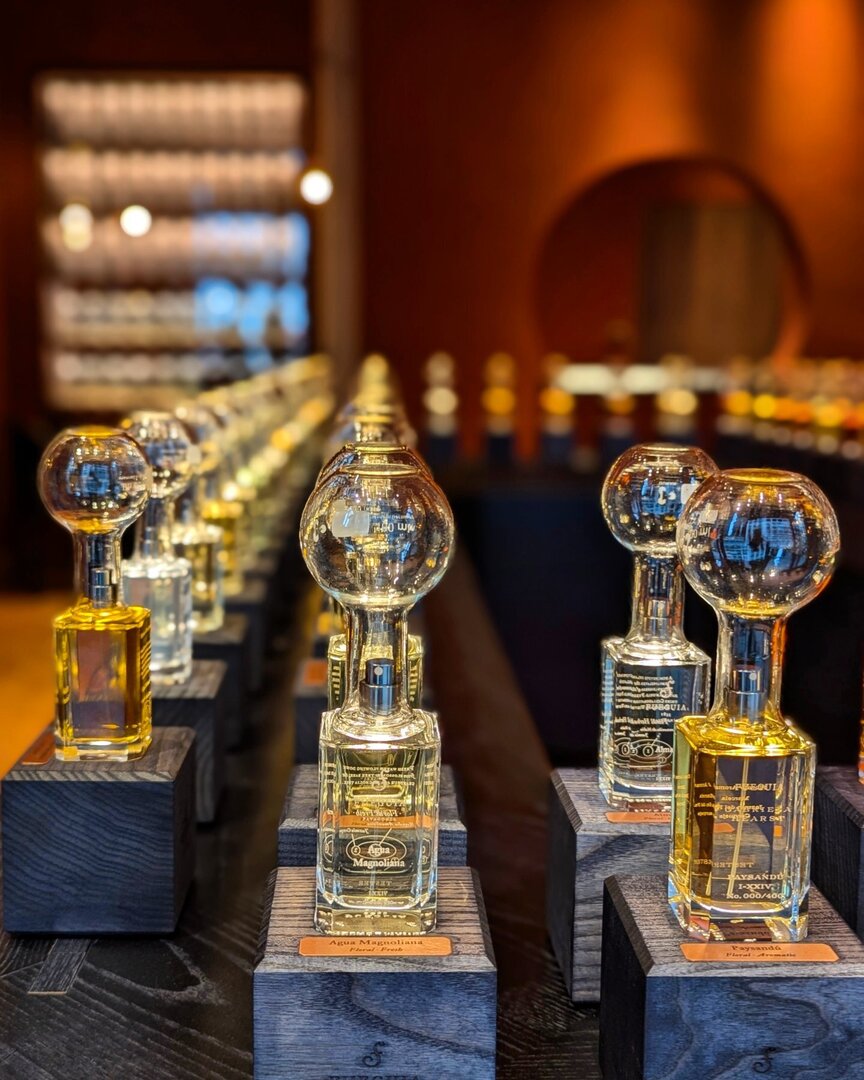 C'est lors d'Esxence 2022 que j'ai découvert, dans le cœur historique de Milan, une boutique à part... Une fois poussée la porte, guidée dans ses quelques mètres carrés aménagés au plus juste, j'ai découvert une univers olfactif un peu fou, intimidée par… instagr.am/p/DCeBtu-IrPG/