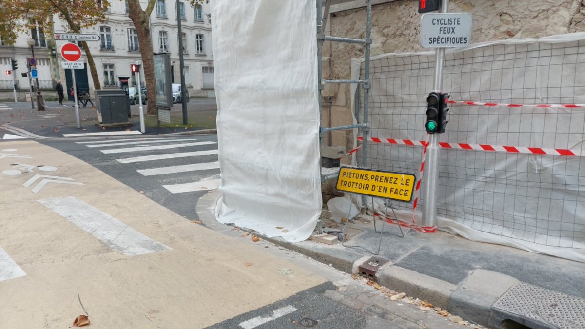 [Avant/Après] Est-ce qu'un jour <a href="/villedetours/">Ville de Tours</a> donnera des instructions précises aux entreprises qui interviennent sur l'espace public pour qu'on ne voit plus ça ? #Tours #passiontravaux