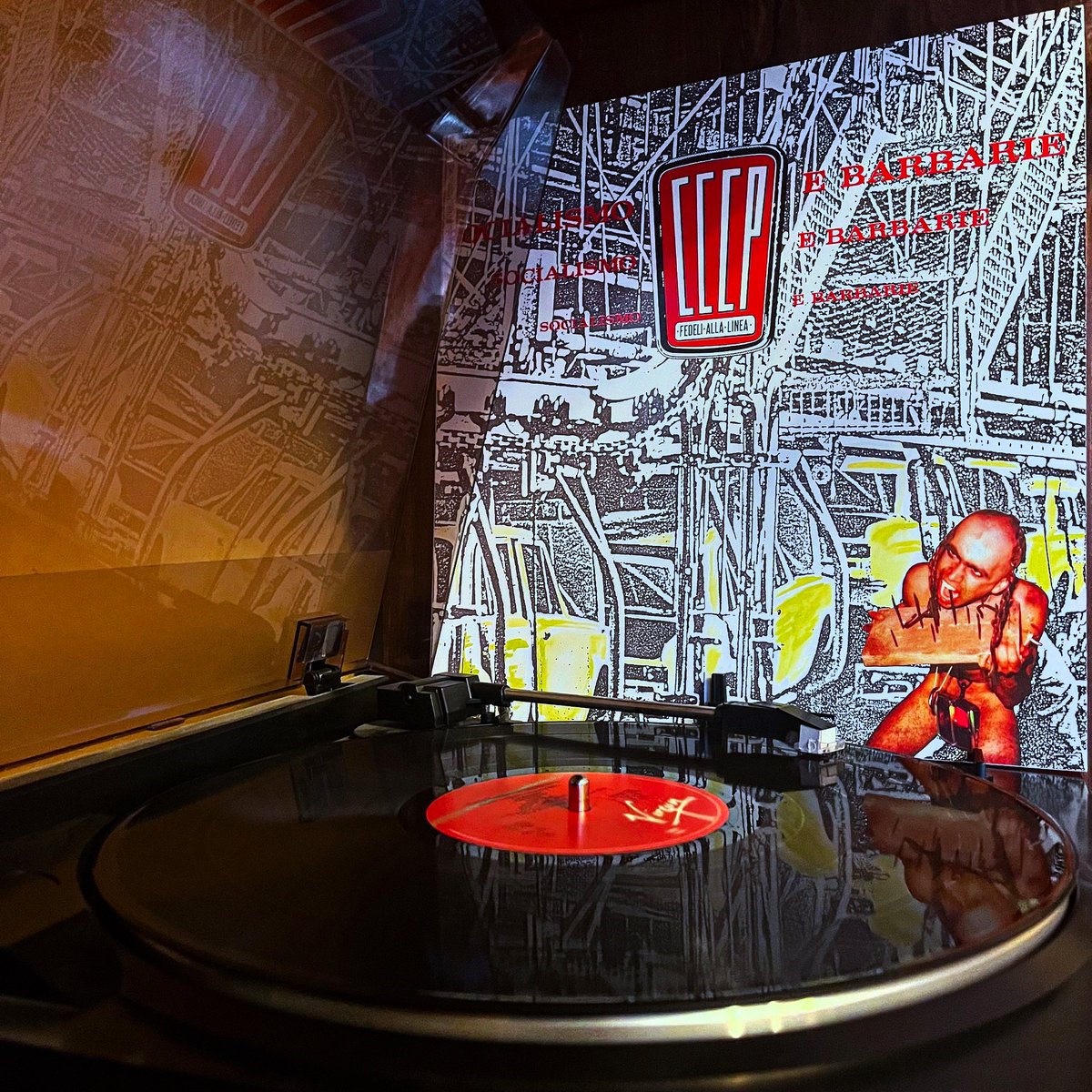 Riotcatss's tweet image. ..grande è la confusione
sopra e sotto il cielo
osare l&apos;impossibile, 
osare
osare perdere
grande è l&apos;impossibile
osare la confusione
Il cielo è sopra e sotto
ci si può solo perdere
CI SI PUÒ SOLO PERDERE..
#CCCP #FedeliAllaLinea #SocialismoEBarbarie #Vinyl