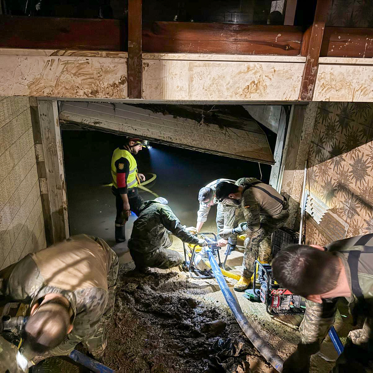 EjercitoTierra's tweet photo. El GOE IV del Mando de Operaciones Especiales del #EjércitodeTierra #MOE, sigue trabajando día y noche en apoyo a la población de los municipios de #Valencia afectados por la devastadora #DANA.
👉 Dedicación y esfuerzo continuo de nuestros Guerrilleros trabajando en turnos ininterrumpidos para apoyar a la población en estos momentos difíciles. #VamosValencia
#ValoresEjército #CompromisoConEspaña #SomostuEjército 🇪🇸