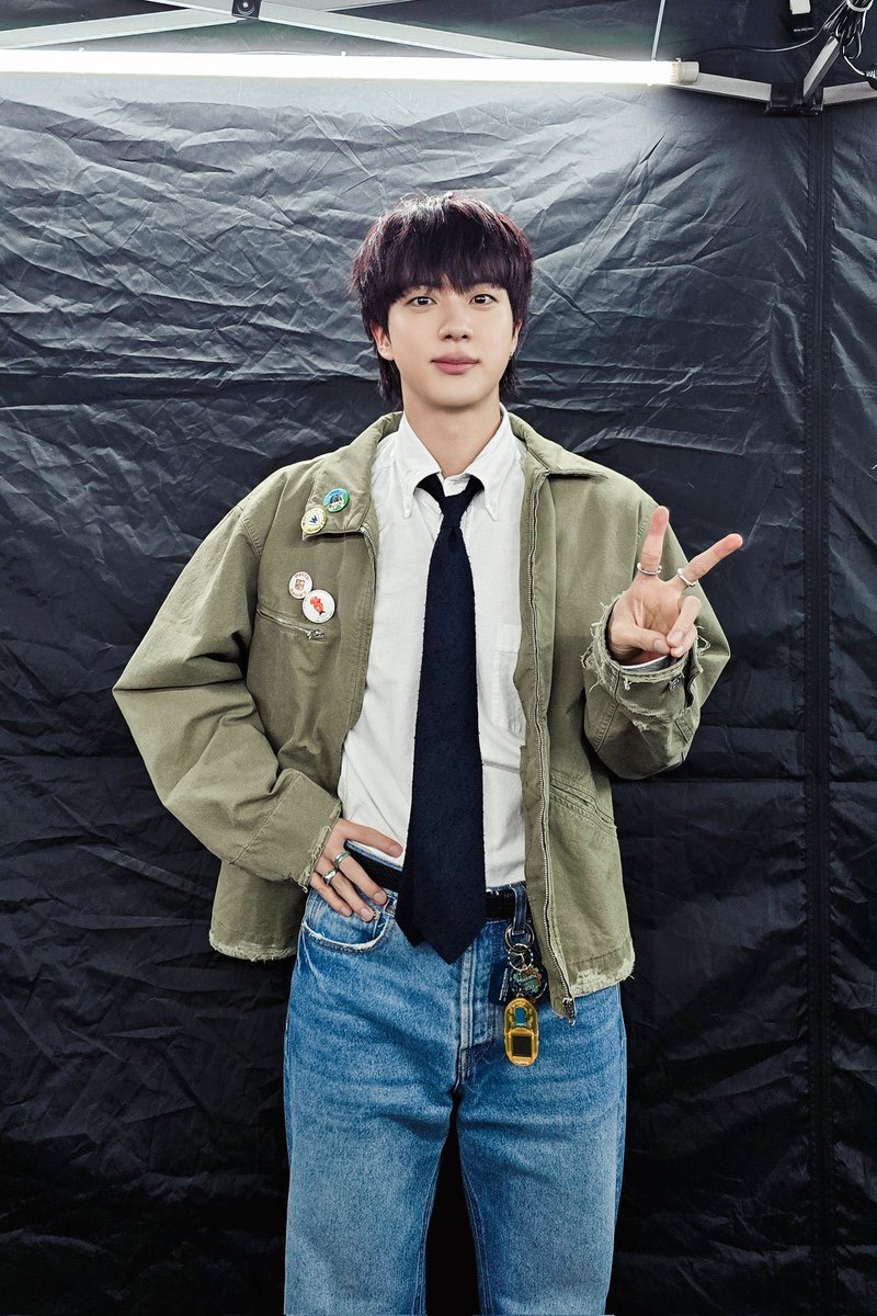 seokjinfile's tweet photo. HAPPY FOREVER WITH JIN ✌🏻 https://t.co/lMJbzmDlVW