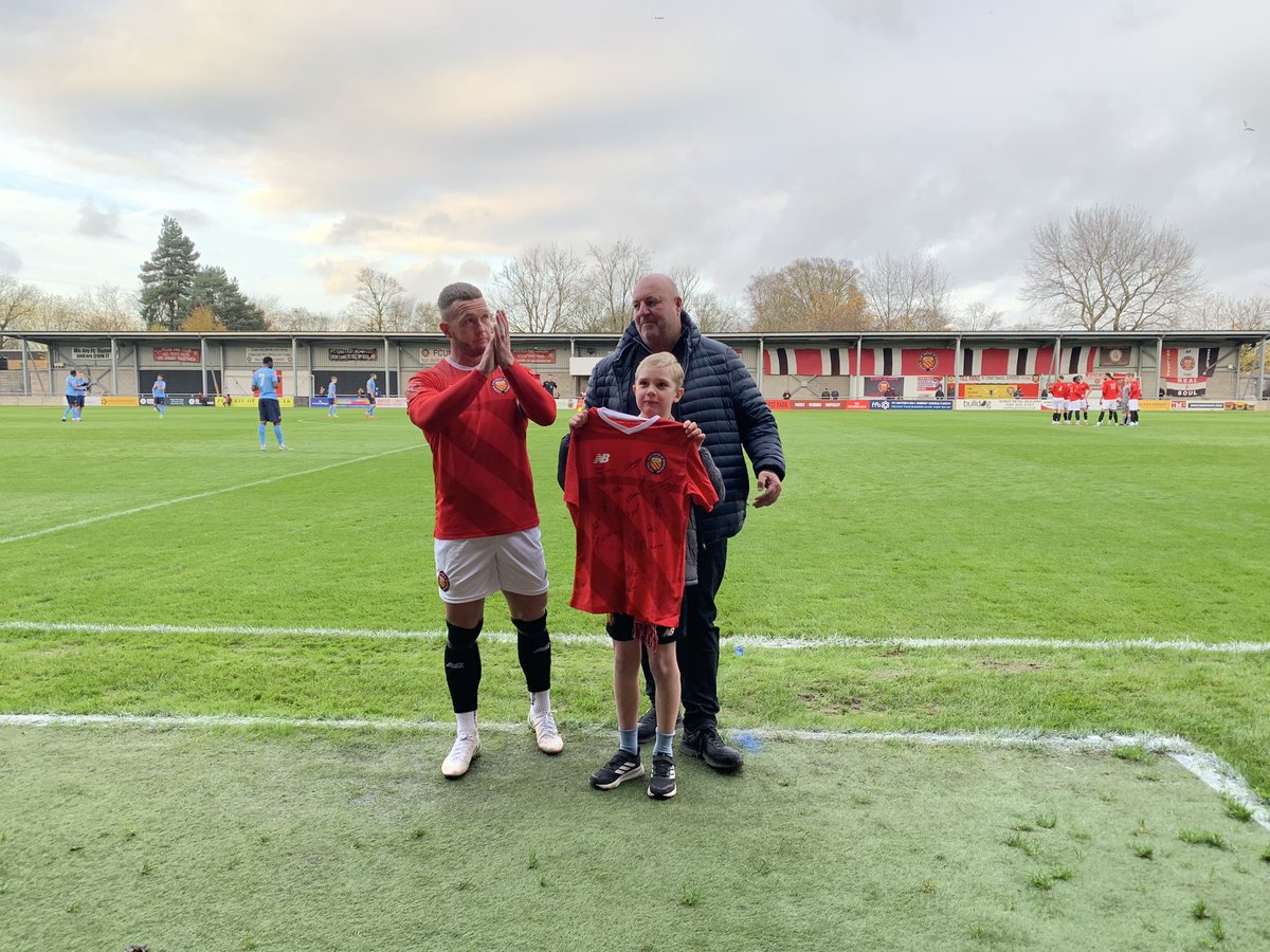 A huge thank to <a href="/FCUnitedMcr/">FC United of Manchester 🟥⬜⬛</a> <a href="/presto777/">Simon P</a> and <a href="/CharlieEnnis31/">Paul (Charlie) Ennis</a> for making Noah’s dream come true yesterday. An unbelievable honour to present Charlie with the shirt for his 200 appearances for this fantastic club of ours . Thank you so much Charlie . Here’s to the next 200 ⚽️