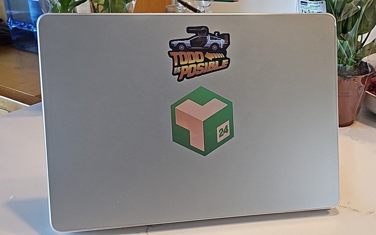 fr1kin3rd's tweet photo. Mi nuevo Macbook Air tuneado tras la #TRG24 - Disfrutemos el viaje hasta la #TRG25 🤩 https://t.co/H6NTbrUF2e