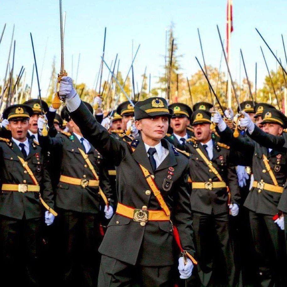 Askeri üniformasıyla mesai saatinde tarikat zikrine katılan sarıklı amiral hakları verilip emekli edilirken…
Yemin töreninde yıllardır okunagelen Atatürk’e bağlılık andını içen teğmenler gelecekleri çalınarak, ihraç ediliyor.