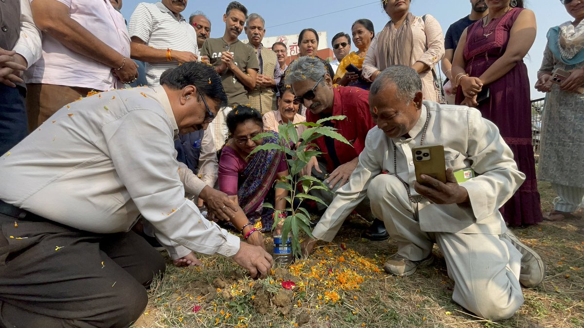 womendastangos's tweet photo. Mahmood Farooqui participated in the daily tree planting ceremony in Jabalpur. An initiative started by #kadam #क़दम everyday they plant one tree at 10AM. #mahmoodfarooqui @News_Of_Alpha @HBODocs @SaveTreesbyDMi https://t.co/poBruLhMwh