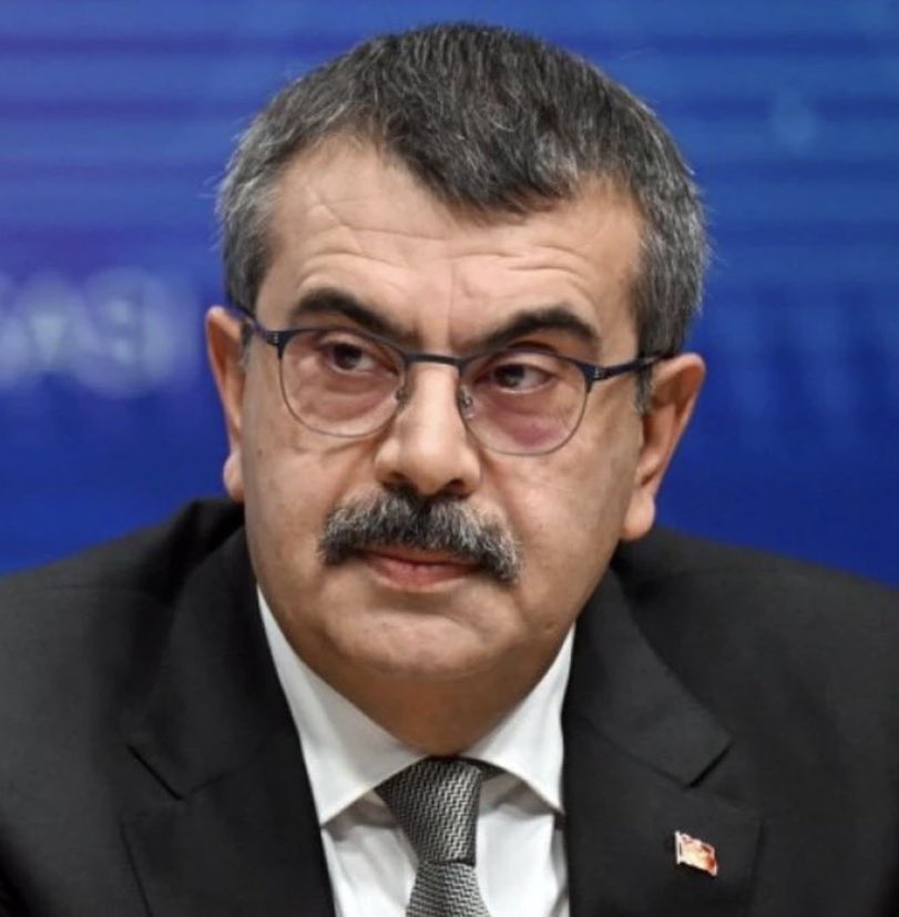 ajans_muhbir's tweet photo. Ümit Özdağ: “Sevgili öğrenciler, sizlerin en büyük talihsizliği Yusuf Tekin gibi bir Atatürk düşmanının, bilim düşmanının, milli tarih düşmanının eğitim bakanı olduğu dönemde eğitim görüyor olmanız.” https://t.co/xQJ3bFTy88