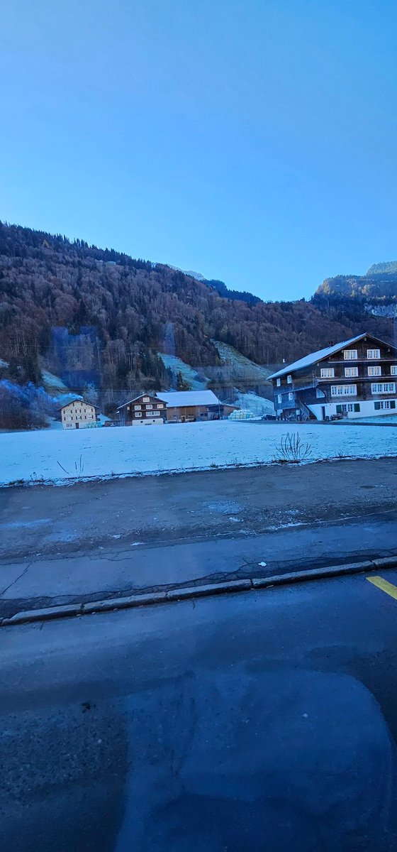 Es ist wieder die Zeit des Jahres, wo mein Dorf keine Sonne abbekommt und alles weiss wird obwohl es nicht schneit🥶 #Switzerland #cold #Winter
