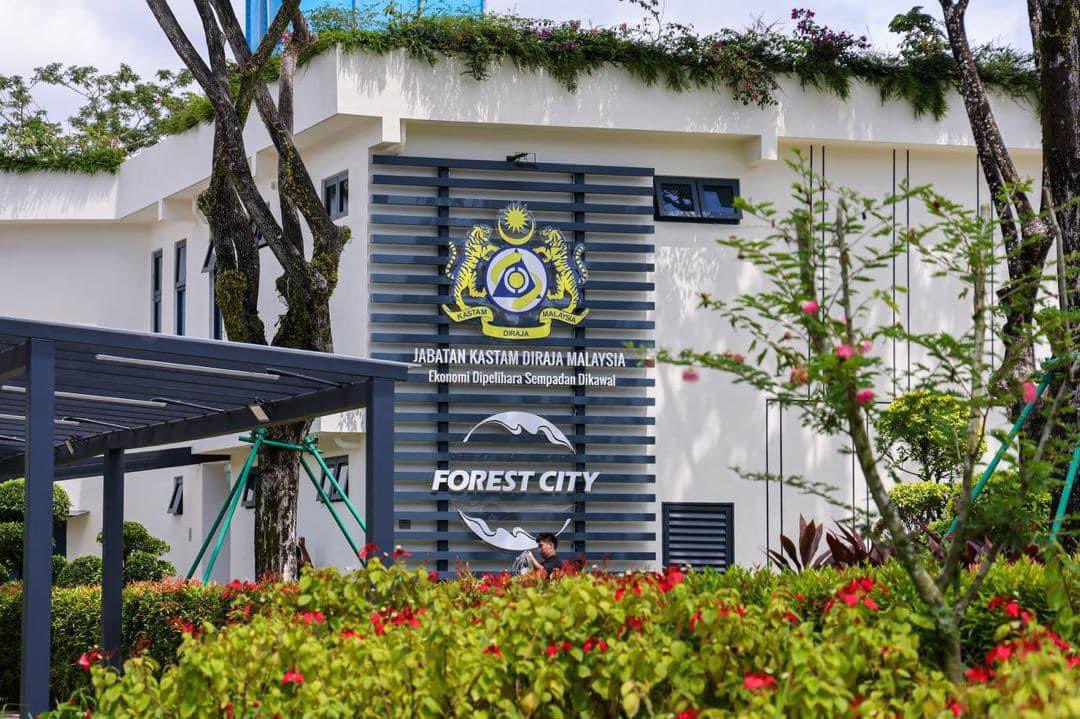 onnhafiz's tweet photo. Syukur Alhamdulillah, saya berkesempatan merasmikan Kompleks Kastam Diraja Malaysia di Forest City, Johor.

Pembinaan bangunan baru kastam telah dimulakan pada Januari 2024 dan telah siap sepenuhnya pada Julai 2024. Projek ini merupakan salah satu langkah besar dalam meningkatkan kecekapan serta keselamatan operasi kastam di kawasan Forest City, yang kini semakin berkembang pesat sebagai destinasi pelancongan dan perniagaan utama di Johor.

Forest City telah melabur untuk membangunkan kemudahan di pos pemeriksaan Kastam bagi merancakkan sektor pelancongan dan perniagaan. Dengan kemudahan yang lebih moden dan canggih, kompleks ini akan memperkukuh infrastruktur kastam, mempercepatkan proses pemeriksaan, dan memudahkan urusan perdagangan antarabangsa, sekali gus menyokong pertumbuhan ekonomi kawasan ini.

Saya yakin, dengan siapnya kompleks ini, Forest City akan menjadi kawasan yang bukan sahaja menarik pelancong, tetapi juga menawarkan peluang perniagaan yang lebih luas dan mampan, selaras dengan dasar pewujudan Zon Ekonomi Khas Johor-Singapura (JS-SEZ) dan Zon Kewangan Khas.

Semoga dipermudahkan segala urusan. Insya-Allah. 

Allah Peliharakan Sultan
Allah Berkati Johor

#BangsaJohor #MajuJohor #JohorBersih #JohorSelamat #XtifJohor