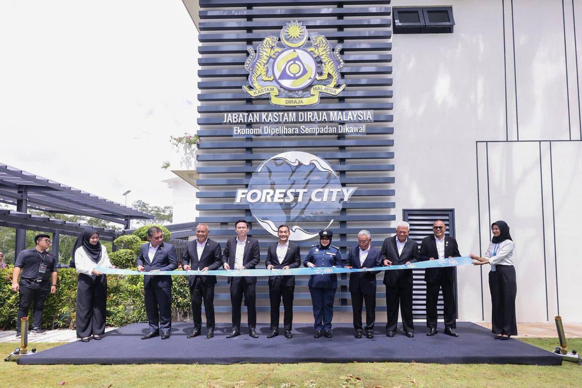 onnhafiz's tweet photo. Syukur Alhamdulillah, saya berkesempatan merasmikan Kompleks Kastam Diraja Malaysia di Forest City, Johor.

Pembinaan bangunan baru kastam telah dimulakan pada Januari 2024 dan telah siap sepenuhnya pada Julai 2024. Projek ini merupakan salah satu langkah besar dalam meningkatkan kecekapan serta keselamatan operasi kastam di kawasan Forest City, yang kini semakin berkembang pesat sebagai destinasi pelancongan dan perniagaan utama di Johor.

Forest City telah melabur untuk membangunkan kemudahan di pos pemeriksaan Kastam bagi merancakkan sektor pelancongan dan perniagaan. Dengan kemudahan yang lebih moden dan canggih, kompleks ini akan memperkukuh infrastruktur kastam, mempercepatkan proses pemeriksaan, dan memudahkan urusan perdagangan antarabangsa, sekali gus menyokong pertumbuhan ekonomi kawasan ini.

Saya yakin, dengan siapnya kompleks ini, Forest City akan menjadi kawasan yang bukan sahaja menarik pelancong, tetapi juga menawarkan peluang perniagaan yang lebih luas dan mampan, selaras dengan dasar pewujudan Zon Ekonomi Khas Johor-Singapura (JS-SEZ) dan Zon Kewangan Khas.

Semoga dipermudahkan segala urusan. Insya-Allah. 

Allah Peliharakan Sultan
Allah Berkati Johor

#BangsaJohor #MajuJohor #JohorBersih #JohorSelamat #XtifJohor