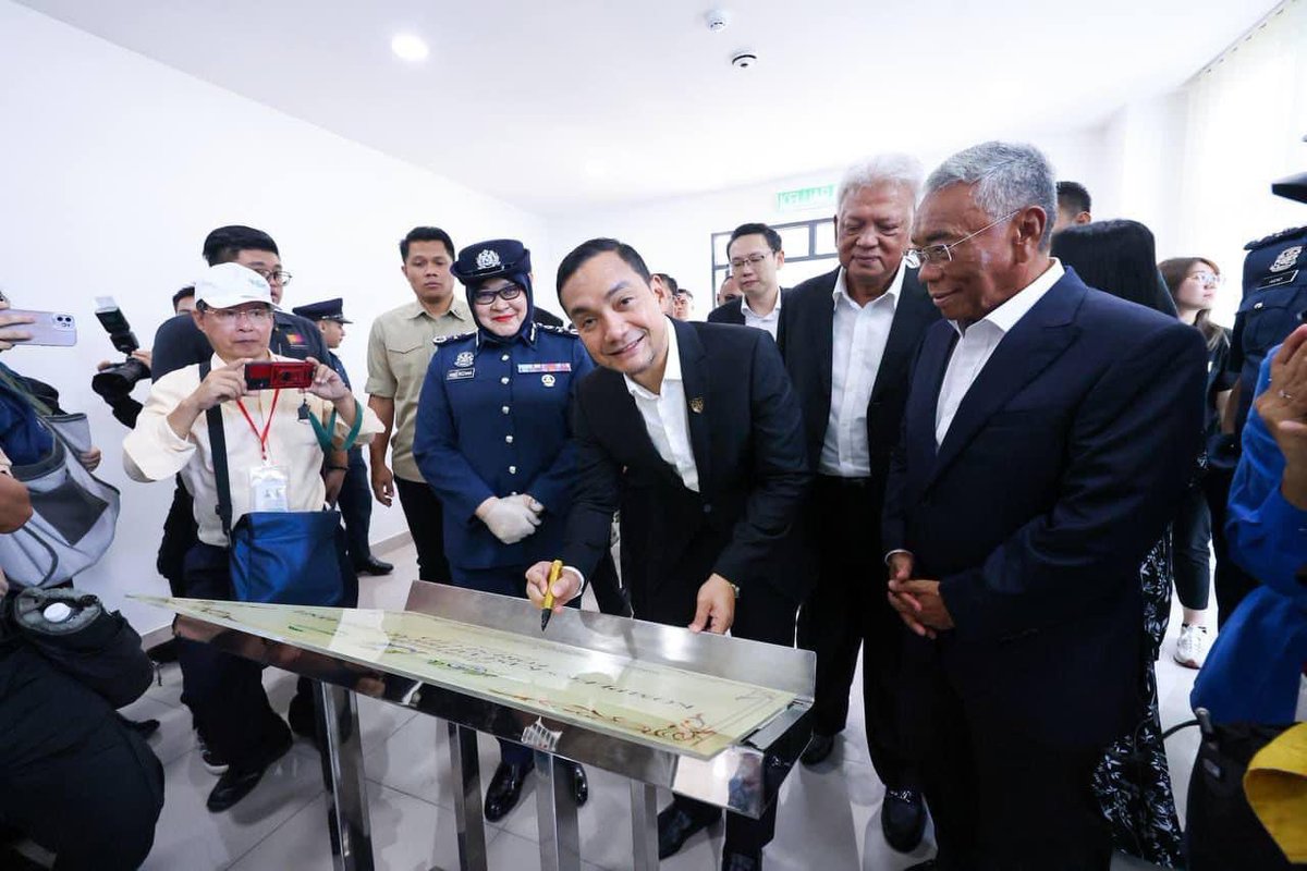 onnhafiz's tweet photo. Syukur Alhamdulillah, saya berkesempatan merasmikan Kompleks Kastam Diraja Malaysia di Forest City, Johor.

Pembinaan bangunan baru kastam telah dimulakan pada Januari 2024 dan telah siap sepenuhnya pada Julai 2024. Projek ini merupakan salah satu langkah besar dalam meningkatkan kecekapan serta keselamatan operasi kastam di kawasan Forest City, yang kini semakin berkembang pesat sebagai destinasi pelancongan dan perniagaan utama di Johor.

Forest City telah melabur untuk membangunkan kemudahan di pos pemeriksaan Kastam bagi merancakkan sektor pelancongan dan perniagaan. Dengan kemudahan yang lebih moden dan canggih, kompleks ini akan memperkukuh infrastruktur kastam, mempercepatkan proses pemeriksaan, dan memudahkan urusan perdagangan antarabangsa, sekali gus menyokong pertumbuhan ekonomi kawasan ini.

Saya yakin, dengan siapnya kompleks ini, Forest City akan menjadi kawasan yang bukan sahaja menarik pelancong, tetapi juga menawarkan peluang perniagaan yang lebih luas dan mampan, selaras dengan dasar pewujudan Zon Ekonomi Khas Johor-Singapura (JS-SEZ) dan Zon Kewangan Khas.

Semoga dipermudahkan segala urusan. Insya-Allah. 

Allah Peliharakan Sultan
Allah Berkati Johor

#BangsaJohor #MajuJohor #JohorBersih #JohorSelamat #XtifJohor