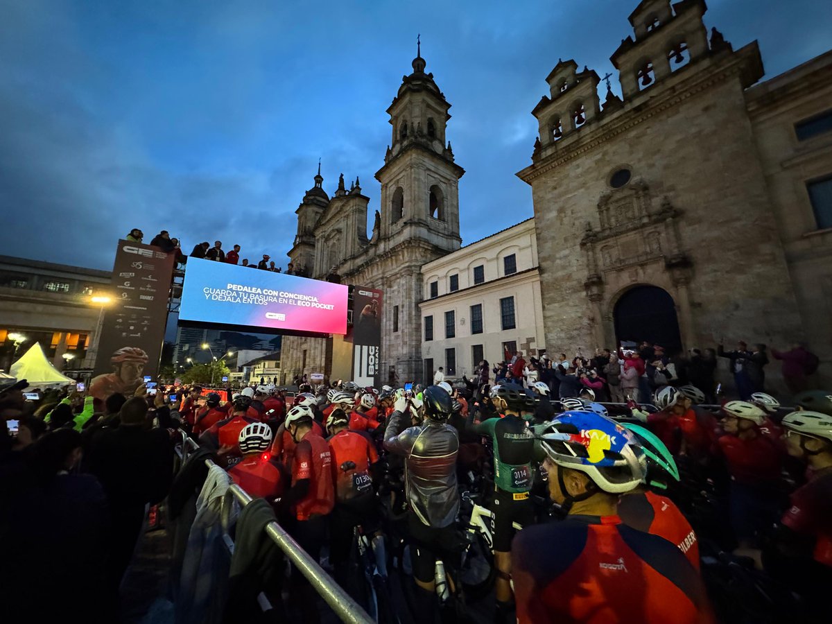 CarlosFGalan's tweet photo. Hoy la capital de la bici hace historia con el primer Gran Fondo urbano de Colombia. 

Más de 5,500 ciclistas recorrerán, junto a @Eganbernal, @marianapajon, @UranRigoberto, @victorhugopenag, @NairoQuinC, @fabioparracol y muchos más, nuestra ciudad y los altos de Patios y el Verjón. 

Gracias a Egan. Toda mi admiración por garantizar que Bogotá disfrute de esta fiesta de la bici.