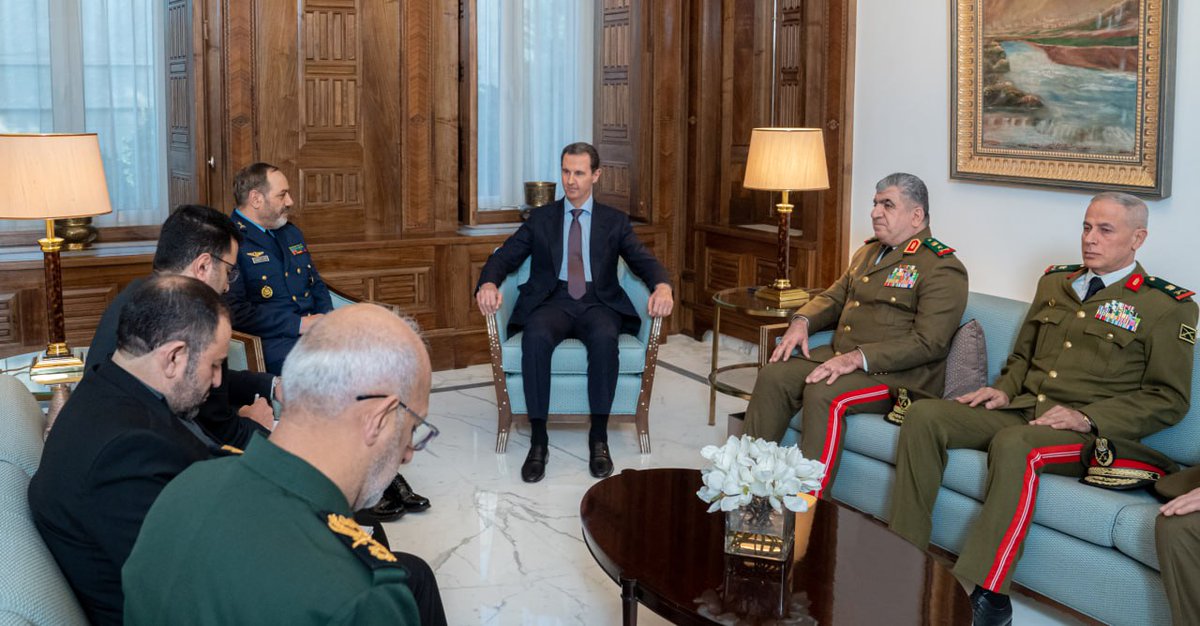 إستقبل سيادة رئيس 🇸🇾 الدكتور بشار الأسد اليوم الأحد سيادة العميد عزيز نصير زاده وزير الدفاع وإسناد القوات المسلحة في 🇮🇷 والوفد المرافق له وناقش الطرفان قضايا تتعلق بالدفاع والأمن في المنطقة وتعزيز التعاون بين البلدين لمواجهة الإرهاب وتفكيك بنيته بما يخدم استقرار المنطقة وأمنها.